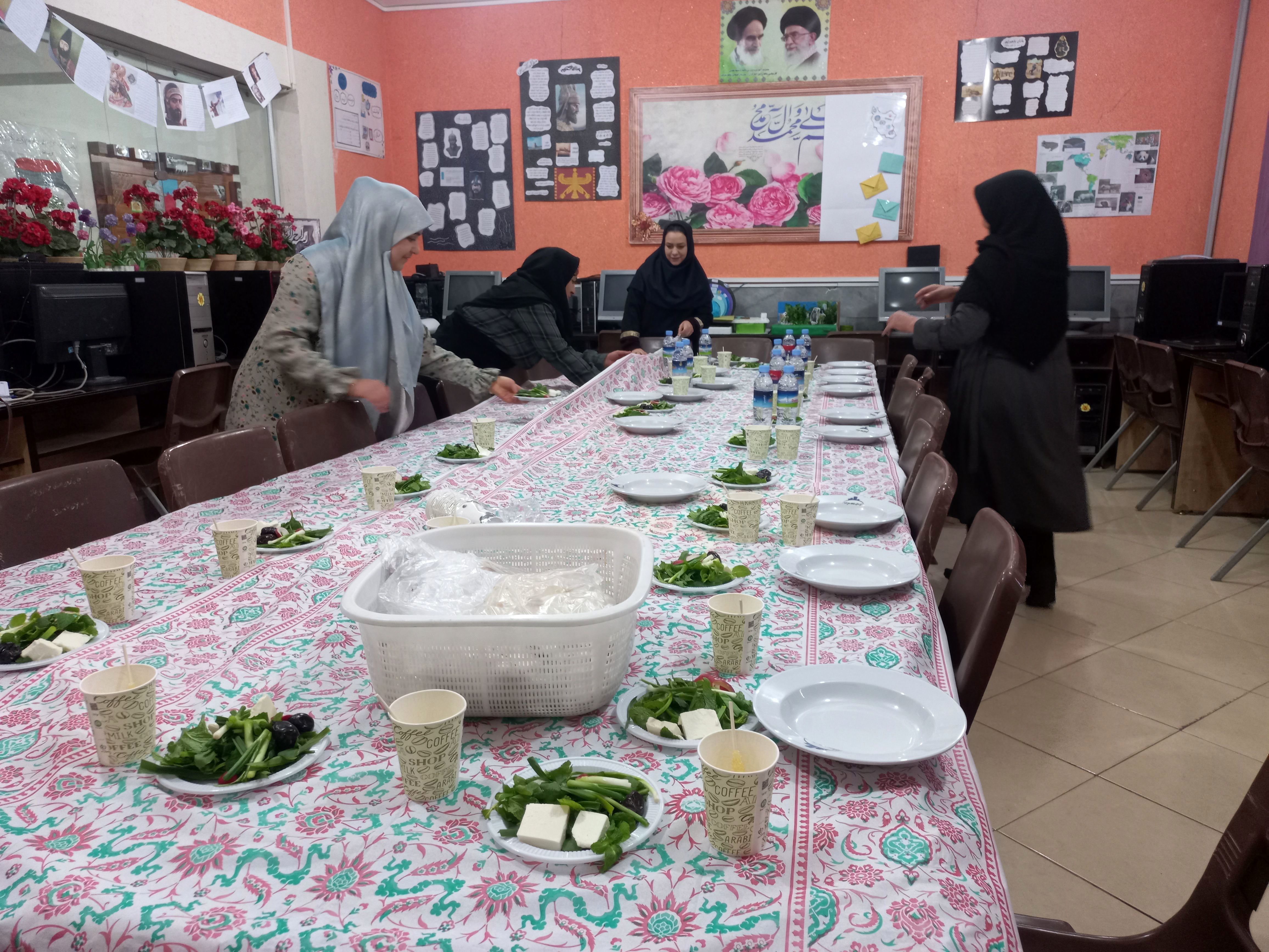 برگزاری ضیافت افطاری در دبیرستان شاهد معرفت ناحیه پنج 