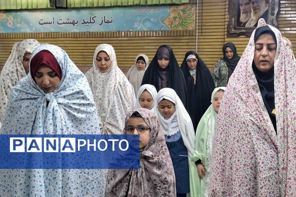 طرح نورانی «هم سجاده با مادر» در دبستان حکمت نبوی ناحیه دو شهرری 