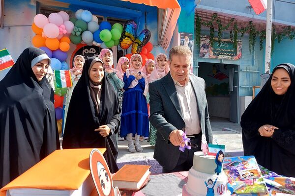 آغاز فصل نو آموزش با حضور شکوفه‌های کلای اولی در کهریزک 
