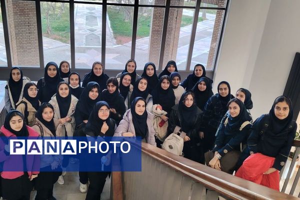 بازدید دانش‌آموزان فرزانگان۱ از مجتمع تحقیقاتی عصر انقلاب