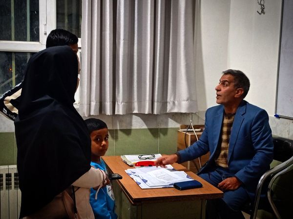 تحویل کارنامه هشدار دانش آموزان به اولیا دبیرستان میثاق