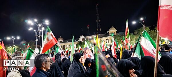 مردم یکن‌آباد در میدان امام، پیمانِ دوباره با شهدا بستند