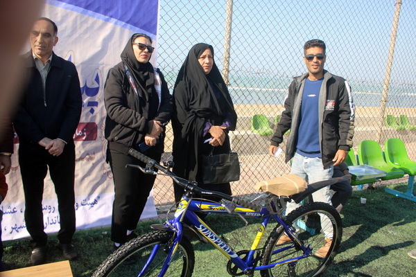 پیاده‌روی خانوادگی در روستای هلیله شهرستان بوشهر 