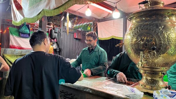 نوجوانان تهرانی هم‌نوا با اسرای کربلا به سوگ امام حسین (ع) نشستند