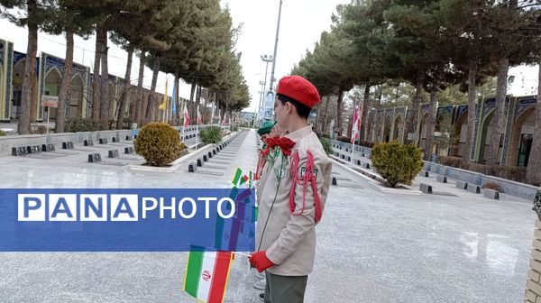 غبار روبی مزار شهدا نیشابور در هفته امور تربیتی