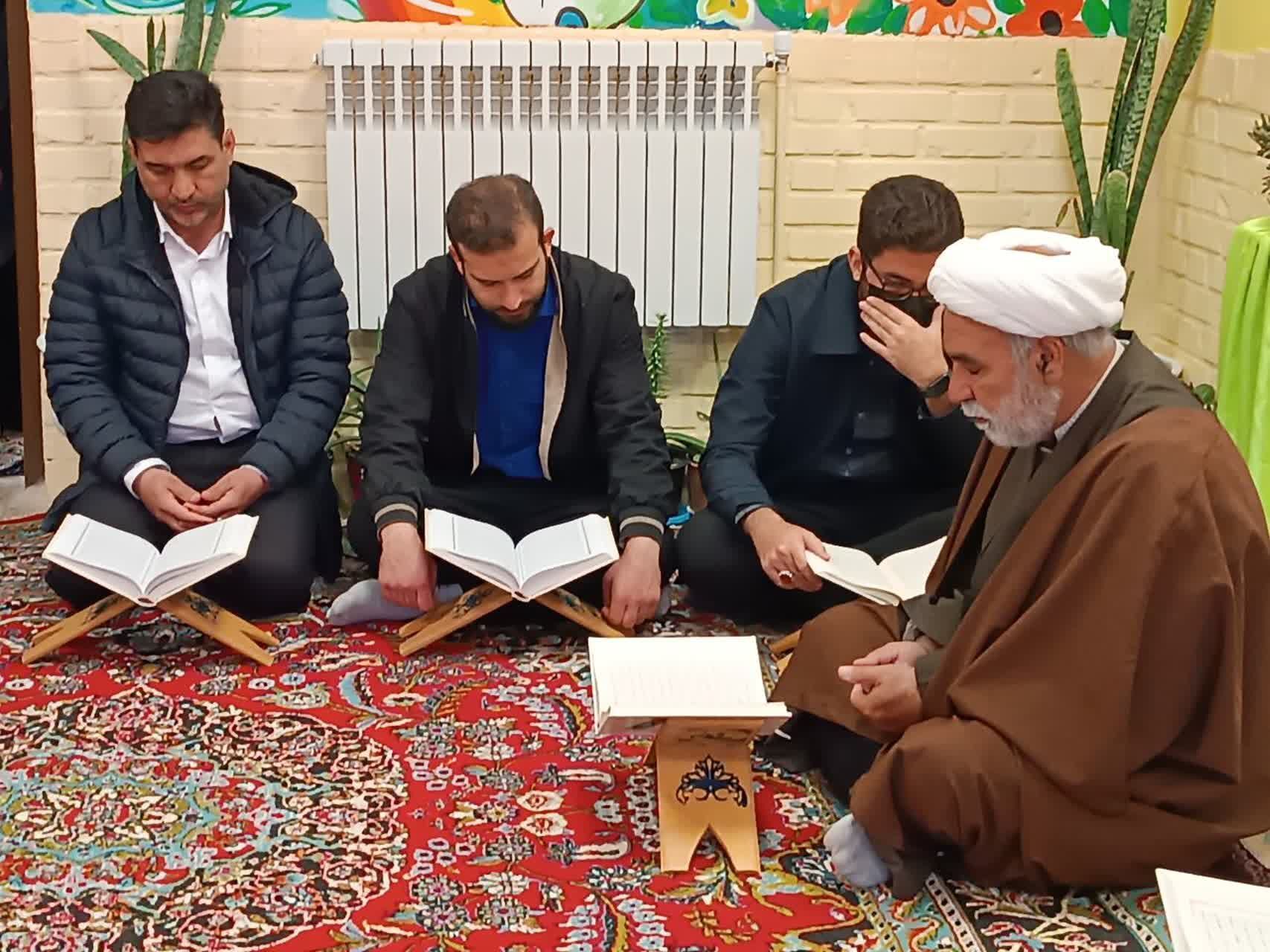 محفل انس با قرآن کریم در دبیرستان دخترانه شهدای زیارت 