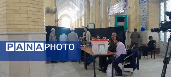 حضور پرشور مردم کرج در پای صندوق‌های رای