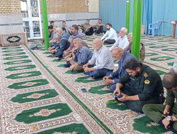 اهدای هدایای متبرک به نمازگزاران سفیددشت