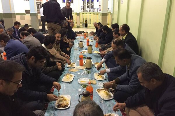 مراسم افطاری در دبیرستان نمونه آیت الله خامنه ای