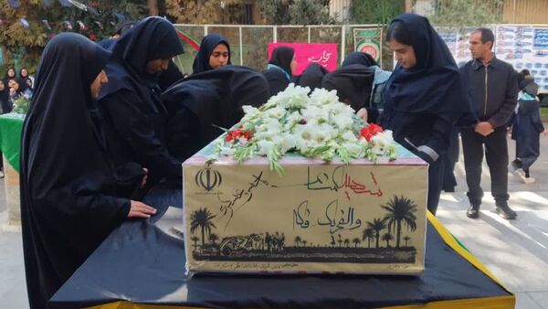 وداع دانش‌آموزان مراغه با شهید گمنام