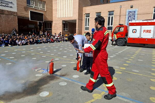 آموزش نکات ایمنی آتش‌نشانی در آموزشگاه معارف ۶