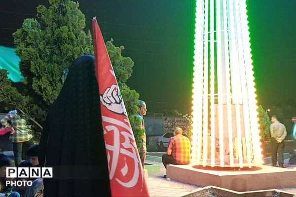 رقص پرچم‌ها در میدان شهید سلیمانی؛ شب 222، شب اتحاد دانش‌آموزان و مردم