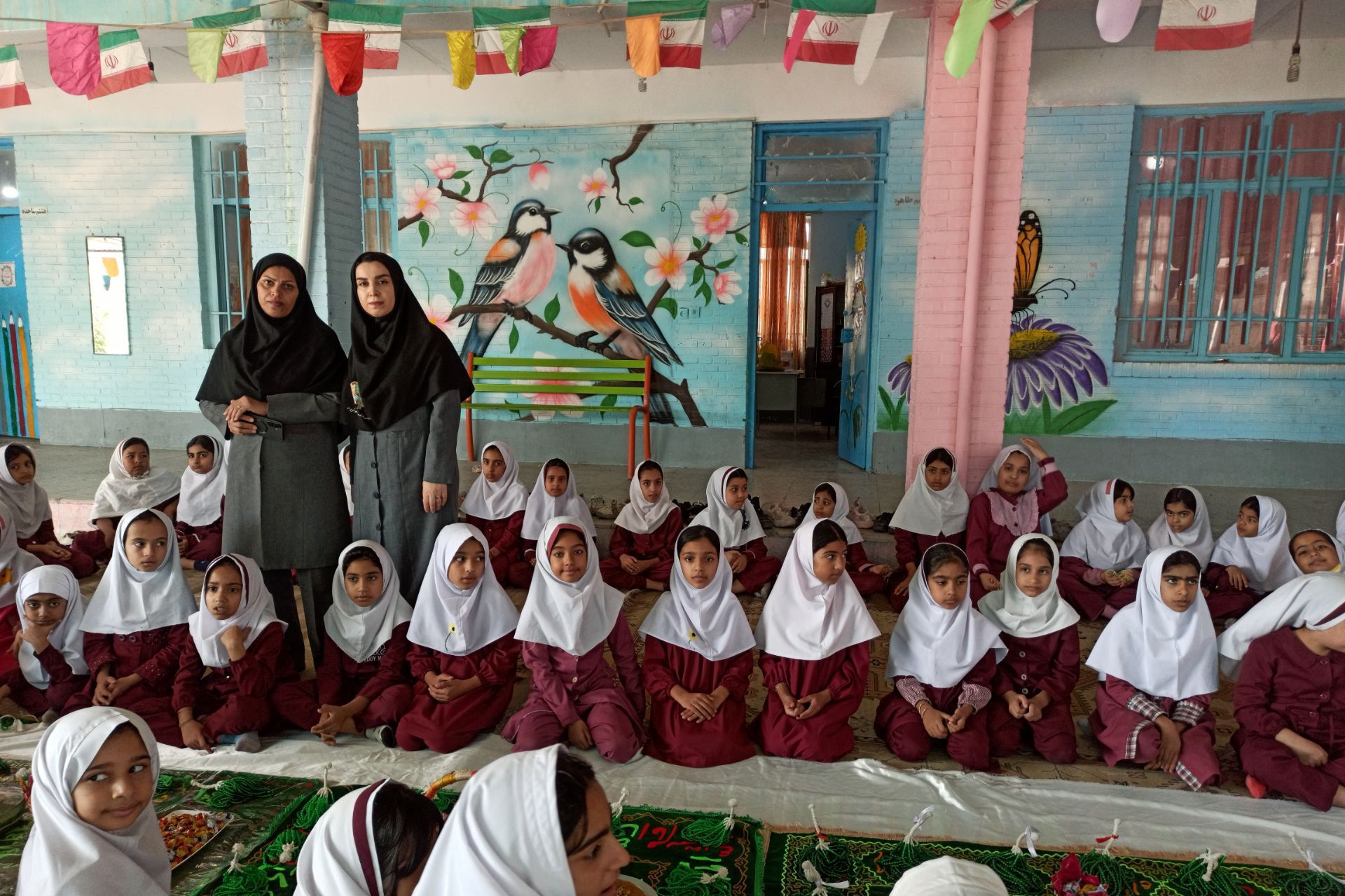 سفره صلوات و سه‌شنبه‌های مهدوی در دبستان شهید ابراهیم تنیده؛ جلوه‌ای از عشق و انتظار