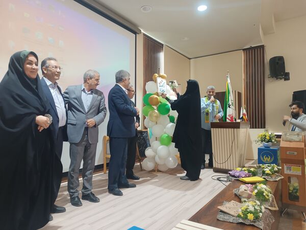 جشن عاطفه‌ها با تقسیم مهر و مهربانی در دبستان آرمینه مصلی نژاد 