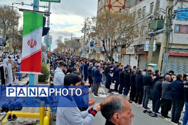 صفوف به‌هم پیوسته نمازگزاران در قروه