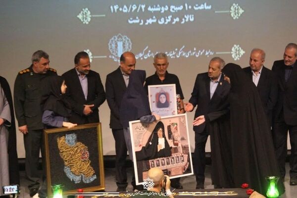 تجلی فرهنگ ایثار در قاب هنر؛ اثر هنرجویان رشتی به وزیر آموزش و پرورش اهدا شد
