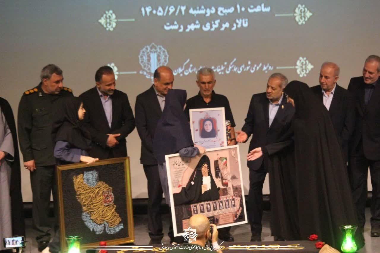 تجلی فرهنگ ایثار در قاب هنر؛ اثر هنرجویان رشتی به وزیر آموزش و پرورش اهدا شد