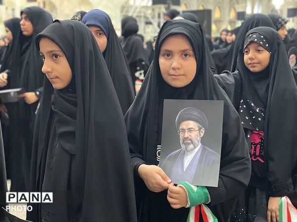 طنین سرود باید برخاست در حرم امام(ره)