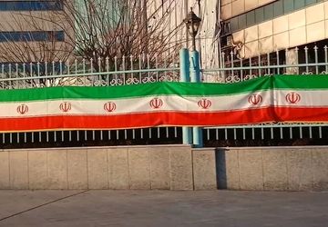 شنیدن ترانه ی رویش از برگ های تاریخ انقلاب