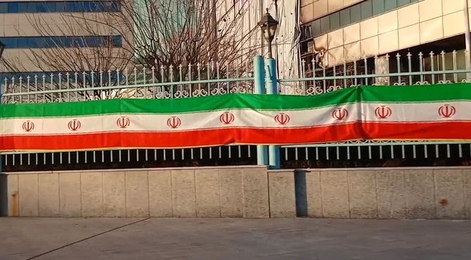 شنیدن ترانه ی رویش از برگ های تاریخ انقلاب