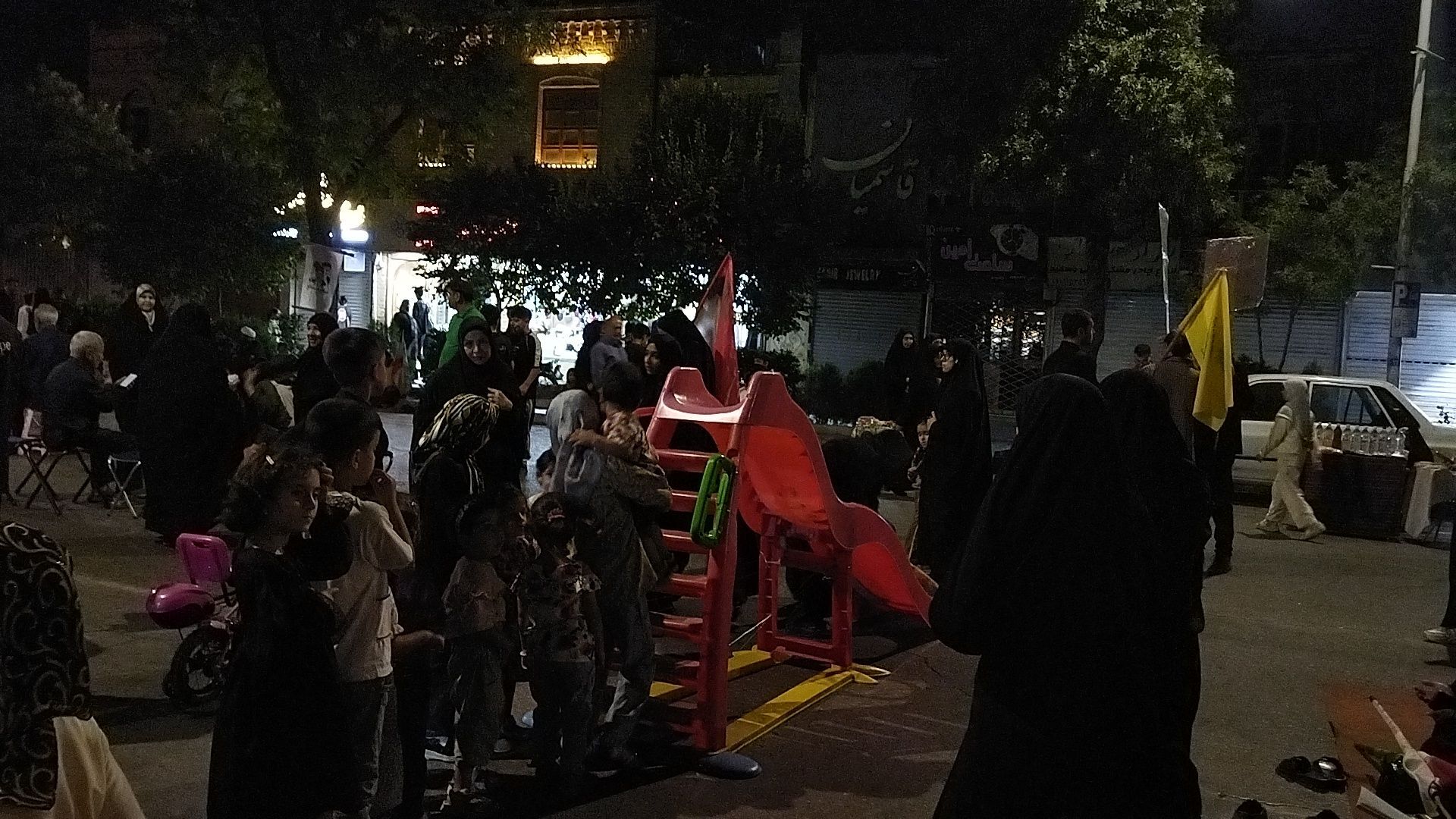 غرفه دهه نودی ها در خیابان امام خمینی نیشابور در شب صد و چهل و چهارم