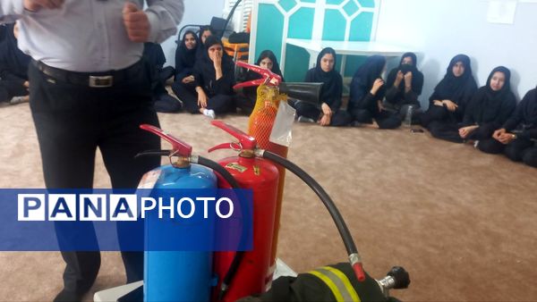 آموزش ایمنی و اطفای حریق برای دانش‌آموزان دبیرستان فرهنگیان