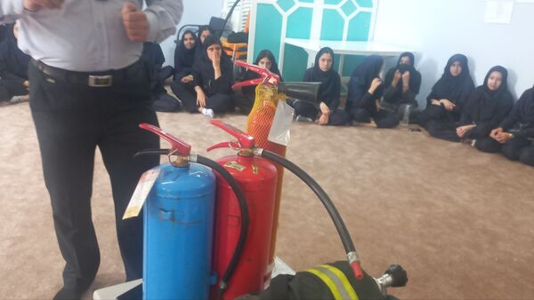 آموزش ایمنی و اطفای حریق برای دانش‌آموزان دبیرستان فرهنگیان