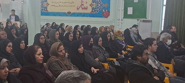 جلسه آموزش خانواده ویژه والدین پایه‌های دهم و یازدهم در دبیرستان شاهد ابوذر غفاری 