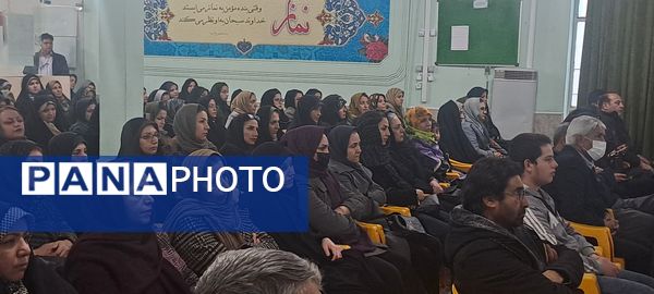 جلسه آموزش خانواده ویژه والدین پایه‌های دهم و یازدهم در دبیرستان شاهد ابوذر غفاری 