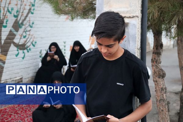 حضور پر رنگ نوجوانان در مراسم قرائت دعای زیارت عاشورا 
