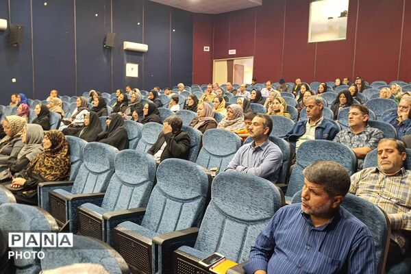 نشست مجمع عمومی انجمن اولیا و مربیان در دبیرستان نمونه دولتی ۹ دی