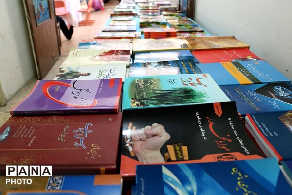  نمایشگاه کتاب شهدای میناب به مناسبت گرامیداشت هفته مقام معلم 