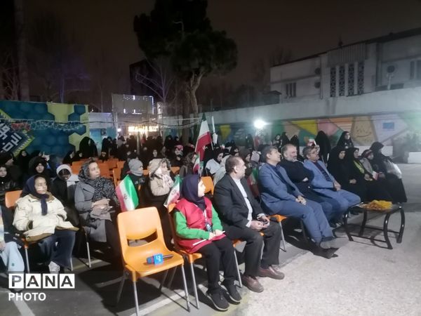 اجتماع بزرگ خانوادگی بر مدار ایران با حضور دانش آموزان ناحیه 3 مشهد