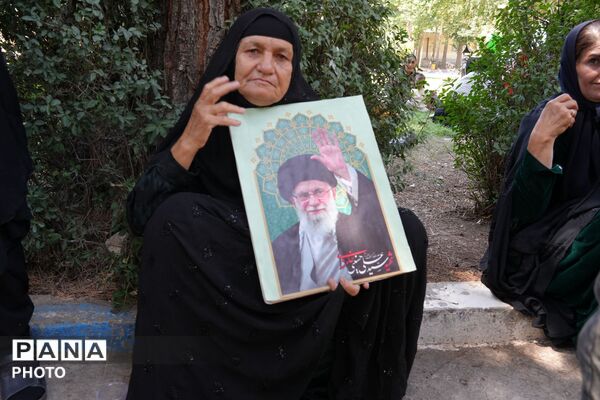 تجمع باشکوه مردم لردگان از گلزار شهدا تا مزار شهدای گمنام چشمه‌برم 