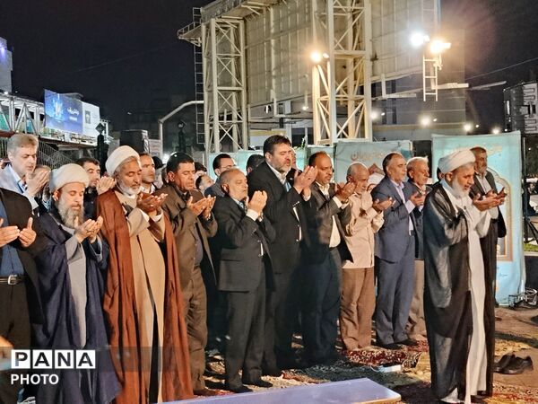 نماز جماعت بزرگ دانش‌آموزان مشهدی همزمان با اجلاس سراسری نماز 
