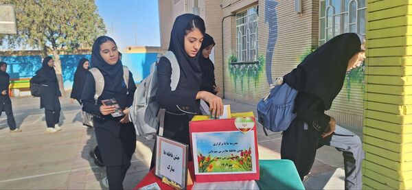 برگزاری جشن عاطفه ها در دبیرستان فرزانگان دوره ی اول 