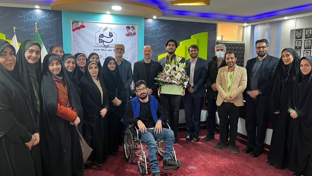 ملاقات اعضای سازمان دانش‌آموزی شهر تهران با سرپرست آموزش و پرورش منطقه۴ 