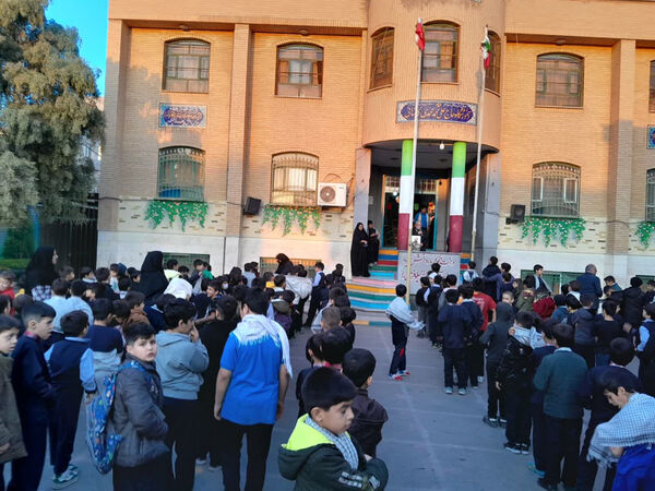تقدیر دانش‌آموزان یک مدرسه در قم از پدر شهید کریمی