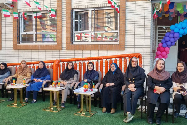 جشن شکوفه‌ها در دبستان آذر صابر ناحیه ۴ شیراز 