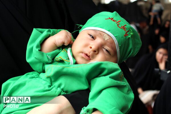 پرچم عشق حسینی بر دستان مادران و شیرخوارگان