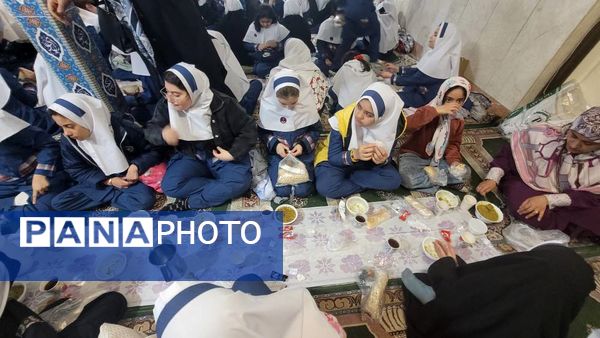 همدلی و معنویت در مراسم افطاری مدرسه حسین‌علی بابایی تهران
