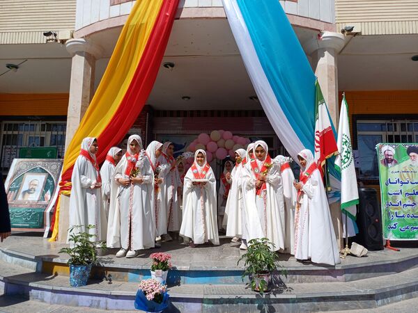 نواختن زنگ سپاس معلم در دبستان دخترانه شاهد نرگس