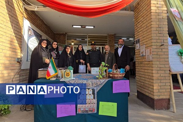 نواختن زنگ امنیت اجتماعی به مناسبت هفته نیروی انتظامی در هنرستان قدس ناحیه دو شهرری 