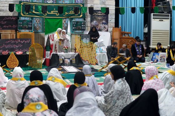 اعتکاف دانش‌آموزی با توزیع بسته «ایرانمون»