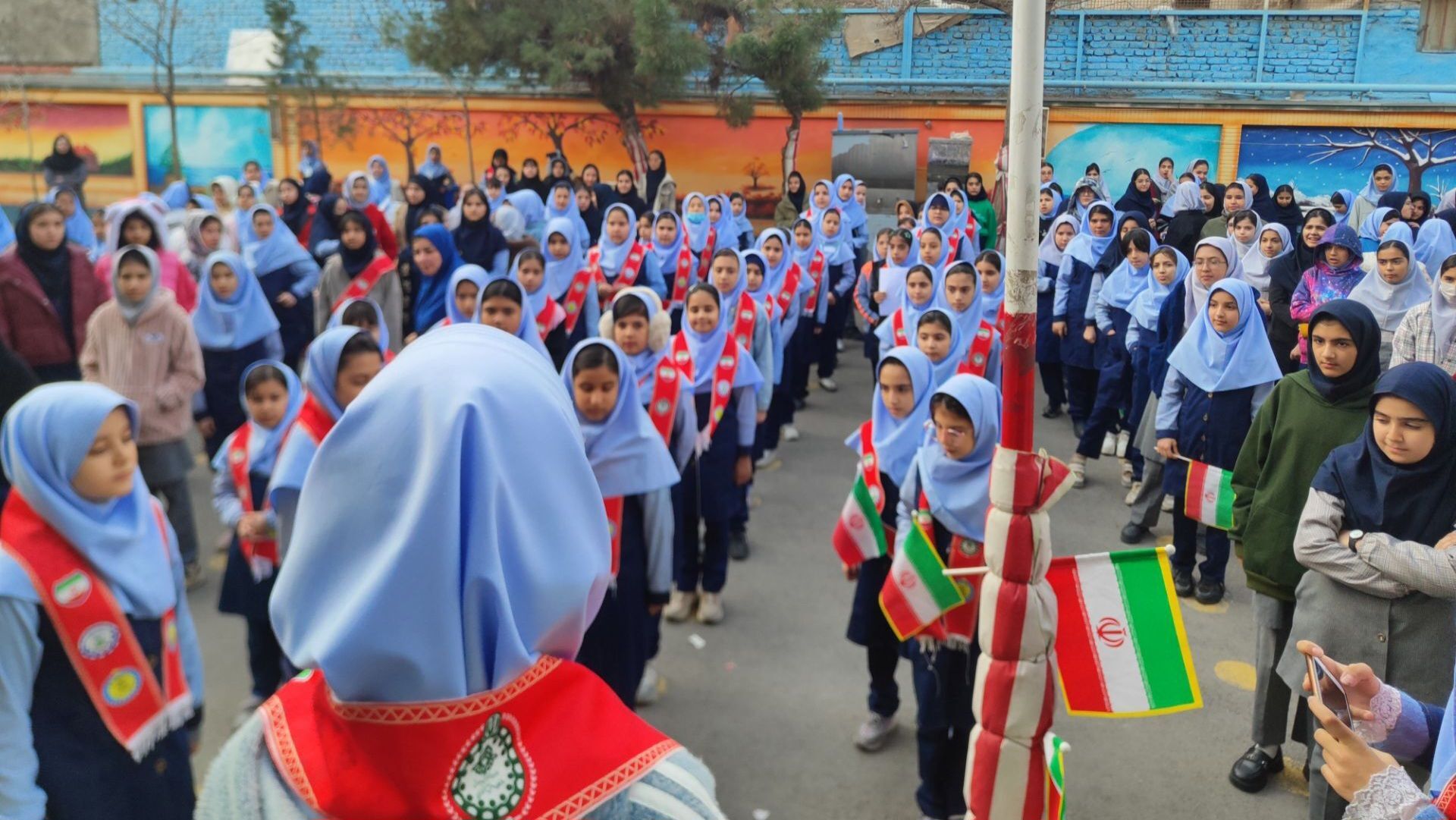 آیین نواختن زنگ چهل و هفتمین سالروز پیروزی انقلاب اسلامی در دبستان دخترانه فرهنگیان ۲