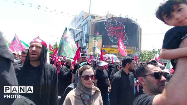 پرچم‌های سرخ بر فراز خیابان‌های تهران؛ بدرقه باشکوه رهبر شهید