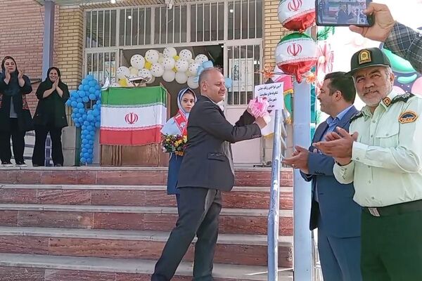 زنگ جشن شکوفه‌ها در مدرسه «آیین روشن» شهریار نواخته شد