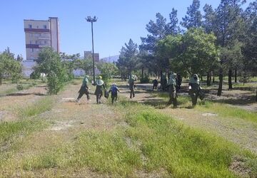 حضور دانش آموزان دبستان میلاد در پارک جهت پاکسازی محیط زیست