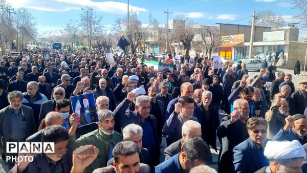 نهاوند فرزندان شهیدش را در آغوش گرفت
