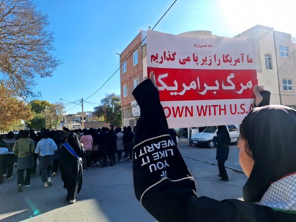 جوشش حماسه در گام های کوچک دانش آموزان امروز سفیران فردا